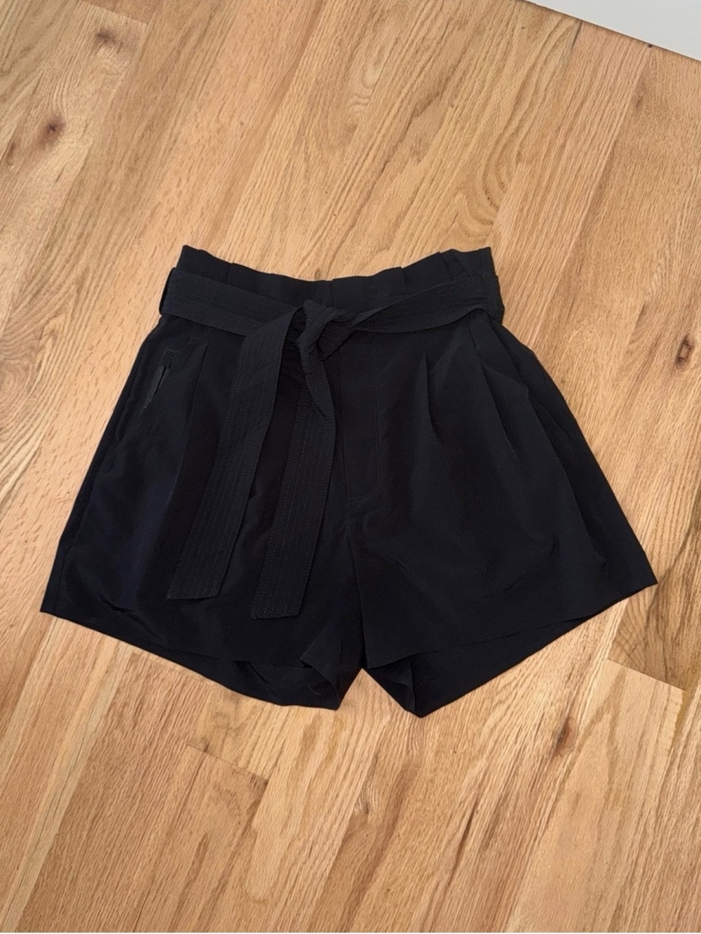 LIKE NEW Athleta Skyline Short II Tie Waist Black 4